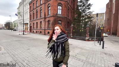 Verejné vyzdvihnutie: krásne dievča sa nechá ošukať za iPhone a dostane semeno do kundičky. CleoModel